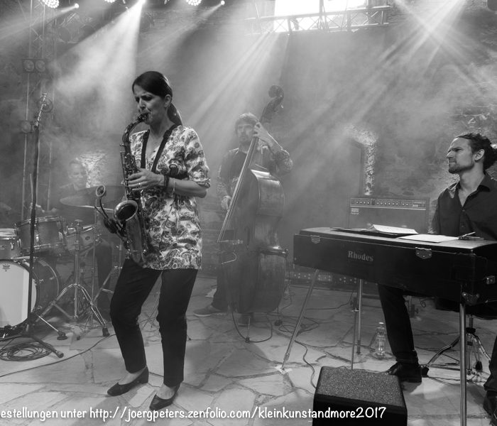 Karolin Strassmayer 25